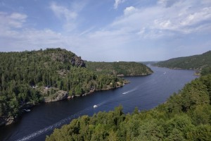 W dniach 19- 25 lipca 2022 r. grupa słuchaczy UTW była na wycieczce w Norwegii. Podziwialiśmy piękne krajobrazy, tunele, mosty, fiordy   i wodospady. Wspaniałe  Oslo z wybudowanym  na wodach fiordu budynkiem  Norweskiej Opery i Baletu  i Bergen z kolejką na szczyt Flayen. Przejechaliśmy przez największy płaskowyż Europy – Hardangervidda. Pełni niezapomnianych wrażeń wróciliśmy do Łęcznej.