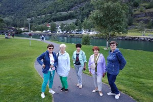 W dniach 19- 25 lipca 2022 r. grupa słuchaczy UTW była na wycieczce w Norwegii. Podziwialiśmy piękne krajobrazy, tunele, mosty, fiordy   i wodospady. Wspaniałe  Oslo z wybudowanym  na wodach fiordu budynkiem  Norweskiej Opery i Baletu  i Bergen z kolejką na szczyt Flayen. Przejechaliśmy przez największy płaskowyż Europy – Hardangervidda. Pełni niezapomnianych wrażeń wróciliśmy do Łęcznej.
