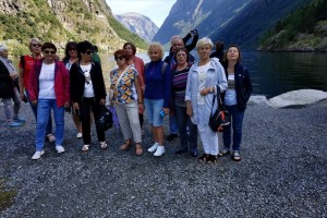 W dniach 19- 25 lipca 2022 r. grupa słuchaczy UTW była na wycieczce w Norwegii. Podziwialiśmy piękne krajobrazy, tunele, mosty, fiordy   i wodospady. Wspaniałe  Oslo z wybudowanym  na wodach fiordu budynkiem  Norweskiej Opery i Baletu  i Bergen z kolejką na szczyt Flayen. Przejechaliśmy przez największy płaskowyż Europy – Hardangervidda. Pełni niezapomnianych wrażeń wróciliśmy do Łęcznej.