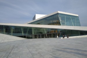 W dniach 19- 25 lipca 2022 r. grupa słuchaczy UTW była na wycieczce w Norwegii. Podziwialiśmy piękne krajobrazy, tunele, mosty, fiordy   i wodospady. Wspaniałe  Oslo z wybudowanym  na wodach fiordu budynkiem  Norweskiej Opery i Baletu  i Bergen z kolejką na szczyt Flayen. Przejechaliśmy przez największy płaskowyż Europy – Hardangervidda. Pełni niezapomnianych wrażeń wróciliśmy do Łęcznej.