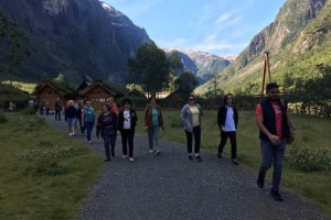 W dniach 19- 25 lipca 2022 r. grupa słuchaczy UTW była na wycieczce w Norwegii. Podziwialiśmy piękne krajobrazy, tunele, mosty, fiordy   i wodospady. Wspaniałe  Oslo z wybudowanym  na wodach fiordu budynkiem  Norweskiej Opery i Baletu  i Bergen z kolejką na szczyt Flayen. Przejechaliśmy przez największy płaskowyż Europy – Hardangervidda. Pełni niezapomnianych wrażeń wróciliśmy do Łęcznej.