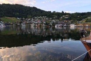 W dniach 19- 25 lipca 2022 r. grupa słuchaczy UTW była na wycieczce w Norwegii. Podziwialiśmy piękne krajobrazy, tunele, mosty, fiordy   i wodospady. Wspaniałe  Oslo z wybudowanym  na wodach fiordu budynkiem  Norweskiej Opery i Baletu  i Bergen z kolejką na szczyt Flayen. Przejechaliśmy przez największy płaskowyż Europy – Hardangervidda. Pełni niezapomnianych wrażeń wróciliśmy do Łęcznej.