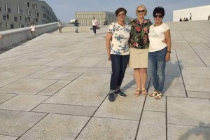 W dniach 19- 25 lipca 2022 r. grupa słuchaczy UTW była na wycieczce w Norwegii. Podziwialiśmy piękne krajobrazy, tunele, mosty, fiordy   i wodospady. Wspaniałe  Oslo z wybudowanym  na wodach fiordu budynkiem  Norweskiej Opery i Baletu  i Bergen z kolejką na szczyt Flayen. Przejechaliśmy przez największy płaskowyż Europy – Hardangervidda. Pełni niezapomnianych wrażeń wróciliśmy do Łęcznej.