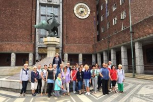 W dniach 19- 25 lipca 2022 r. grupa słuchaczy UTW była na wycieczce w Norwegii. Podziwialiśmy piękne krajobrazy, tunele, mosty, fiordy   i wodospady. Wspaniałe  Oslo z wybudowanym  na wodach fiordu budynkiem  Norweskiej Opery i Baletu  i Bergen z kolejką na szczyt Flayen. Przejechaliśmy przez największy płaskowyż Europy – Hardangervidda. Pełni niezapomnianych wrażeń wróciliśmy do Łęcznej.