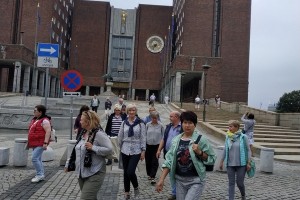 W dniach 19- 25 lipca 2022 r. grupa słuchaczy UTW była na wycieczce w Norwegii. Podziwialiśmy piękne krajobrazy, tunele, mosty, fiordy   i wodospady. Wspaniałe  Oslo z wybudowanym  na wodach fiordu budynkiem  Norweskiej Opery i Baletu  i Bergen z kolejką na szczyt Flayen. Przejechaliśmy przez największy płaskowyż Europy – Hardangervidda. Pełni niezapomnianych wrażeń wróciliśmy do Łęcznej.