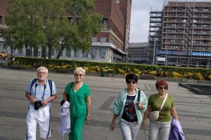 W dniach 19- 25 lipca 2022 r. grupa słuchaczy UTW była na wycieczce w Norwegii. Podziwialiśmy piękne krajobrazy, tunele, mosty, fiordy   i wodospady. Wspaniałe  Oslo z wybudowanym  na wodach fiordu budynkiem  Norweskiej Opery i Baletu  i Bergen z kolejką na szczyt Flayen. Przejechaliśmy przez największy płaskowyż Europy – Hardangervidda. Pełni niezapomnianych wrażeń wróciliśmy do Łęcznej.