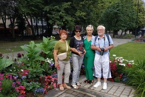 W dniach 19- 25 lipca 2022 r. grupa słuchaczy UTW była na wycieczce w Norwegii. Podziwialiśmy piękne krajobrazy, tunele, mosty, fiordy   i wodospady. Wspaniałe  Oslo z wybudowanym  na wodach fiordu budynkiem  Norweskiej Opery i Baletu  i Bergen z kolejką na szczyt Flayen. Przejechaliśmy przez największy płaskowyż Europy – Hardangervidda. Pełni niezapomnianych wrażeń wróciliśmy do Łęcznej.