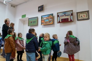 Wizyta dzieci na wystawie Stanisława Koguciuka