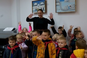 Wizyta dzieci na wystawie Stanisława Koguciuka