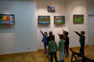 Wizyta dzieci na wystawie Stanisława Koguciuka