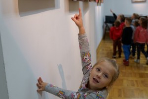 Wizyta dzieci na wystawie Stanisława Koguciuka