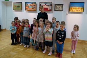 Wizyta dzieci na wystawie Stanisława Koguciuka