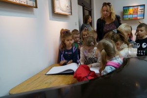 Wizyta dzieci na wystawie Stanisława Koguciuka