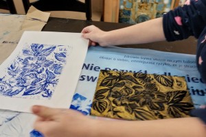 Uczniowie mieli okazję spróbować wykonać odbitkę z matrycy linorytniczej