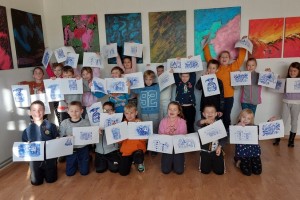 Uczniowie mieli okazję spróbować wykonać odbitkę z matrycy linorytniczej