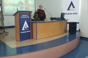 W dniu 15.12.2022 r. w Wyższej Szkole Ekonomii Innowacji odbyła się konferencja FORUM UNIWERSYTETÓW TRZECIEGO WIEKU z woj. lubelskiego pod nazwą „Aktywny Lider-Aktywna Grupa”.
W programie konferencji były dwa wykłady, sprawozdania z rocznej działalności UTW fili lubelskich, występ chóru Liceum WSEI i wspólne śpiewanie kolęd.