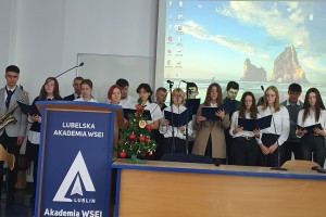 W dniu 15.12.2022 r. w Wyższej Szkole Ekonomii Innowacji odbyła się konferencja FORUM UNIWERSYTETÓW TRZECIEGO WIEKU z woj. lubelskiego pod nazwą „Aktywny Lider-Aktywna Grupa”.
W programie konferencji były dwa wykłady, sprawozdania z rocznej działalności UTW fili lubelskich, występ chóru Liceum WSEI i wspólne śpiewanie kolęd.