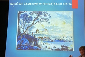Wykład dla studentów Lubelskiego Uniwersytetu Trzeciego Wieku Filia w Łęcznej poświęcony historii zamku królewskiego w Lublinie poprowadziła pani Jolanta Polańska. 