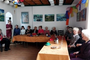 Seniorów z Klubu 50 Plus, działającego przy CK-Osiedlowym Domu Kultury  w Łęcznej, odwiedziły dzieci z Przedszkola Niepublicznego „Mali Odkrywcy”