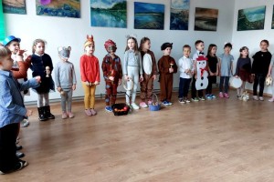 Seniorów z Klubu 50 Plus, działającego przy CK-Osiedlowym Domu Kultury  w Łęcznej, odwiedziły dzieci z Przedszkola Niepublicznego „Mali Odkrywcy”