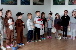 Seniorów z Klubu 50 Plus, działającego przy CK-Osiedlowym Domu Kultury  w Łęcznej, odwiedziły dzieci z Przedszkola Niepublicznego „Mali Odkrywcy”