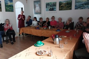 Seniorów z Klubu 50 Plus, działającego przy CK-Osiedlowym Domu Kultury  w Łęcznej, odwiedziły dzieci z Przedszkola Niepublicznego „Mali Odkrywcy”