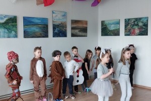 Seniorów z Klubu 50 Plus, działającego przy CK-Osiedlowym Domu Kultury  w Łęcznej, odwiedziły dzieci z Przedszkola Niepublicznego „Mali Odkrywcy”