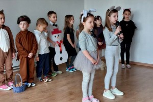 Seniorów z Klubu 50 Plus, działającego przy CK-Osiedlowym Domu Kultury  w Łęcznej, odwiedziły dzieci z Przedszkola Niepublicznego „Mali Odkrywcy”