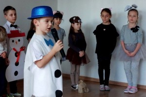 Seniorów z Klubu 50 Plus, działającego przy CK-Osiedlowym Domu Kultury  w Łęcznej, odwiedziły dzieci z Przedszkola Niepublicznego „Mali Odkrywcy”