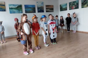 Seniorów z Klubu 50 Plus, działającego przy CK-Osiedlowym Domu Kultury  w Łęcznej, odwiedziły dzieci z Przedszkola Niepublicznego „Mali Odkrywcy”