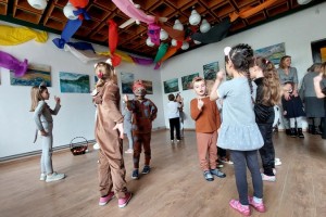 Seniorów z Klubu 50 Plus, działającego przy CK-Osiedlowym Domu Kultury  w Łęcznej, odwiedziły dzieci z Przedszkola Niepublicznego „Mali Odkrywcy”