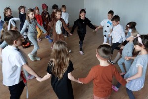 Seniorów z Klubu 50 Plus, działającego przy CK-Osiedlowym Domu Kultury  w Łęcznej, odwiedziły dzieci z Przedszkola Niepublicznego „Mali Odkrywcy”