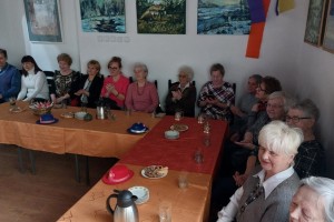 Seniorów z Klubu 50 Plus, działającego przy CK-Osiedlowym Domu Kultury  w Łęcznej, odwiedziły dzieci z Przedszkola Niepublicznego „Mali Odkrywcy”