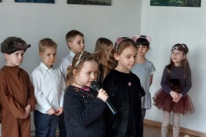 Seniorów z Klubu 50 Plus, działającego przy CK-Osiedlowym Domu Kultury  w Łęcznej, odwiedziły dzieci z Przedszkola Niepublicznego „Mali Odkrywcy”