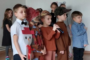 Seniorów z Klubu 50 Plus, działającego przy CK-Osiedlowym Domu Kultury  w Łęcznej, odwiedziły dzieci z Przedszkola Niepublicznego „Mali Odkrywcy”