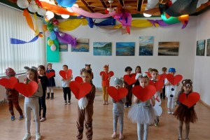 Seniorów z Klubu 50 Plus, działającego przy CK-Osiedlowym Domu Kultury  w Łęcznej, odwiedziły dzieci z Przedszkola Niepublicznego „Mali Odkrywcy”