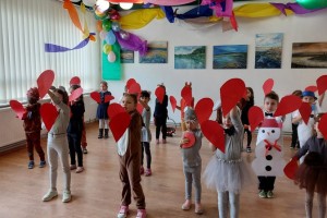 Seniorów z Klubu 50 Plus, działającego przy CK-Osiedlowym Domu Kultury  w Łęcznej, odwiedziły dzieci z Przedszkola Niepublicznego „Mali Odkrywcy”