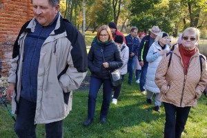 Wiceprezes Towarzystwa Przyjaciół Ziemi Łęczyńskiej - Wojciech Krzysiak oprowadzał na wycieczce studentów Lubelskiego Uniwersytetu Trzeciego Wieku Filia w Łęcznej po terenie Parku Podzamcze