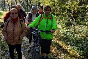 Wiceprezes Towarzystwa Przyjaciół Ziemi Łęczyńskiej - Wojciech Krzysiak oprowadzał na wycieczce studentów Lubelskiego Uniwersytetu Trzeciego Wieku Filia w Łęcznej po terenie Parku Podzamcze