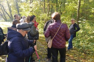 Wiceprezes Towarzystwa Przyjaciół Ziemi Łęczyńskiej - Wojciech Krzysiak oprowadzał na wycieczce studentów Lubelskiego Uniwersytetu Trzeciego Wieku Filia w Łęcznej po terenie Parku Podzamcze